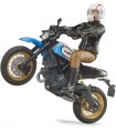  Moto Ducati Scrambler Desert Sled con pilota