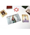 Decktective - Il Testamento Senza Erede: Gioco di Deduzione Cooperativa 1-6 Giocatori, 60 Minuti di Mistero Ambientato nel 1698